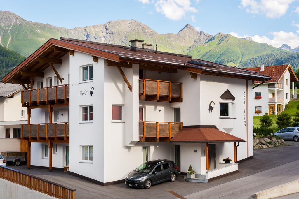Апартаменты Ladis Living Экстерьер фото